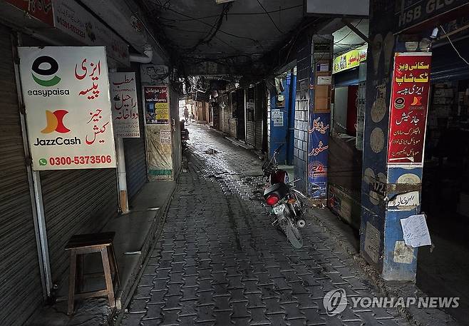 1주일 강제 영업 중단 (라왈핀디=연합뉴스) 손현규 특파원 = 미국과 이란이 2차 종전 협상을 앞둔 가운데 지난 19일(현지시간) 오후 중재국 파키스탄의 군사도시 라왈핀디에 있는 상점들이 정부 방침으로 영업을 중단하고 있다. 2026.4.20