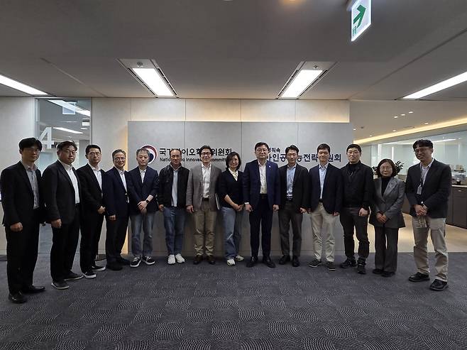 국가AI전략위원회 자율주행 소분과 출범 자율주행 소분과 출범을 기념하며 산업AX생태계 조준희 분과장(왼쪽 9번째), 자율주행 소분과 김수영 소분과장(왼쪽 8번째) 및 참여 위원들이 기념 촬영을 했다. [국가AI전략위원회 제공. 재판매 및 DB 금지]