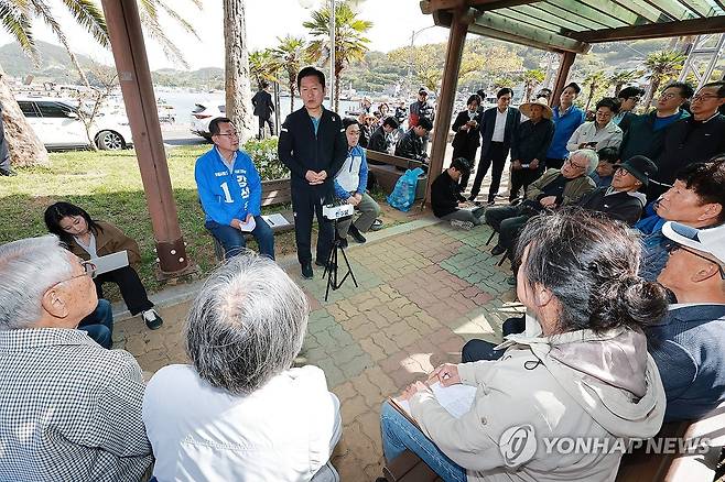 욕지도민 만나는 더불어민주당 정청래 대표 (통영=연합뉴스) 신현우 기자 = 더불어민주당 정청래 대표가 21일 경남 통영시 욕지도에서 열린 도서민 생활여건 개선을 위한 주민 간담회에 참석해 발언하고 있다. 2026.4.21 nowwego@yna.co.kr