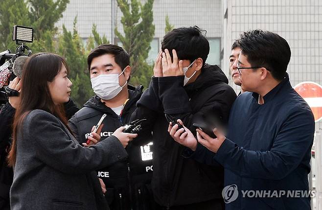 사적보복 일당 총책 구속 송치 (서울=연합뉴스) 한종찬 기자 = 배달의민족 외주사에 상담사로 위장 취업해 고객 정보를 빼돌려 사적 보복 범죄에 악용한 일당의 총책 정모씨가 3일 서울 양천경찰서에서 검찰로 구속 송치되고 있다. 2026.4.3 saba@yna.co.kr