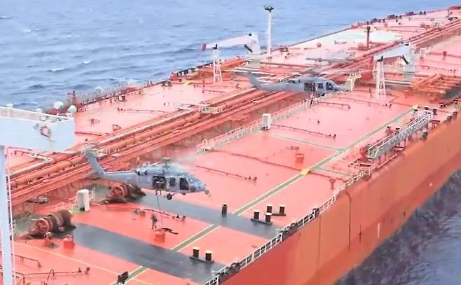 인도태평양 구역에서 이란 연계선박 나포하는 미군 [미국 국방부 영상 캡처. 재판매 및 DB 금지]