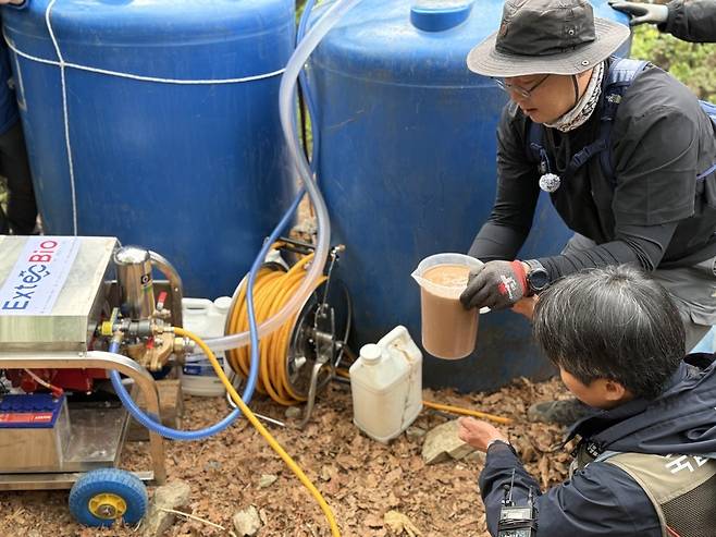 ▲ 김동건 삼육대학교 교수와 박선재 국립생물자원관 연구관이 본격적인 실증에 앞서 미생물 제제 BTI를 물에 희석하고 있다. /김소연 수습기자 kimsoyeon330@incheonilbo.com
