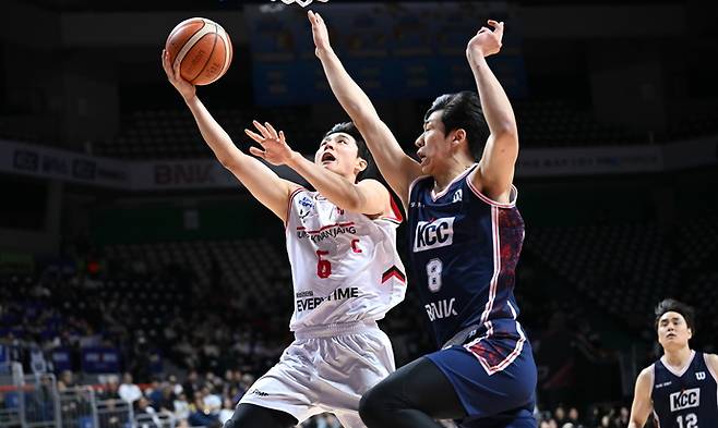 지난달 14일 부산사직체육관에서 열린 프로농구 정규시즌 부산 KCC와의 원정경기서 정관장 박지훈이 레이업을 시도하고 있다. 사진=KBL