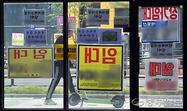 평택시 고덕동 삼성전자 평택캠퍼스 인근 상가에 임대문의 관련 전단지가 붙어있는 모습. 김경민기자