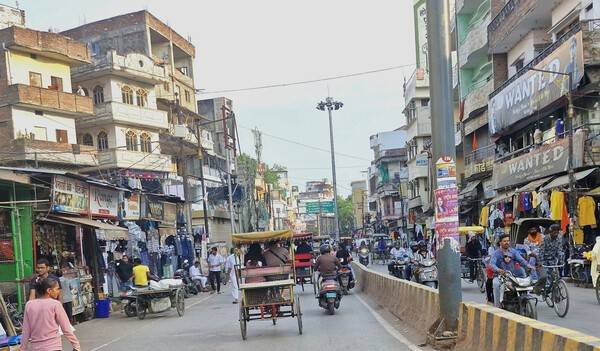 복잡한 인도의 거리를 달리는 릭샤.