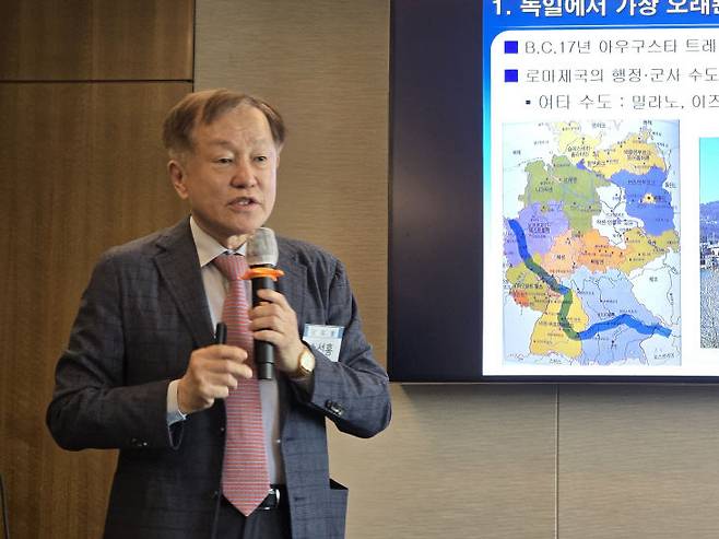 손선홍 독일 정치·문화연구소 소장(통일부 한독통일자문위원. 전 충남대 평화안보대학원 특임교수, 외교부 대사/주 함부르크 총영사)이 21일 오전 11시 한국프레스센터에서 열린 백소회(회장 윤은기) 주최 명사 특강에서 '독일은 어떻게 강한 나라가 되었을까? -2000년 역사에서 강한 독일을 만든 6인- '을 제목으로  특강하고 있다.                                사진=한성일 기자