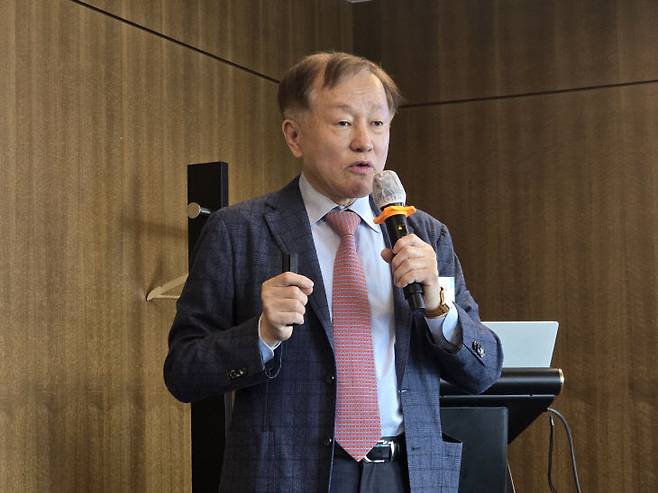 손선홍 소장이 독일에 대해 특강하고 있다.                         사진=한성일 기자