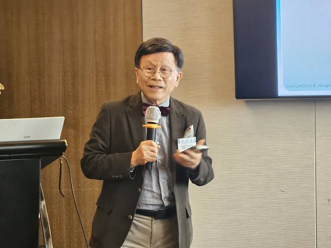 이강렬 미래교육연구소 소장(전 국민일보 논설위원)이 인사말하고 있다.           사진=한성일 기자