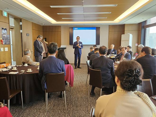 윤은기 회장이 인사말하고 있다.             사진=이근설 백소회 운영위원 제공