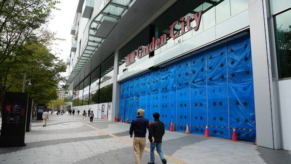 돔과 맞닿은 대형 상업시설 공사가 진행중인 모습&nbsp;사진=김영정 기자&nbsp;