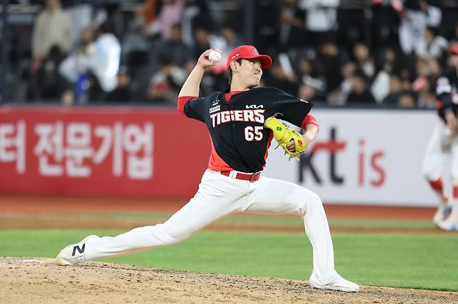 KIA 타이거즈 성영탁이 지난 21일 KT와의 원정 경기에서 역투하고 있다. /사진=KIA타이거즈 제공