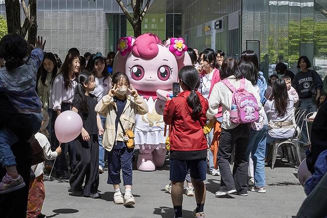 국립아시아문화전당재단(ACC재단)이 오는 5월2-3일과 5일 어린이·가족문화축제 ‘하우펀 12’를 개최한다. 사진은 지난해 ‘하우펀 11’ 행사 모습.