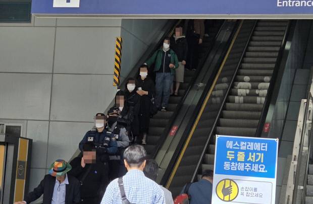 21일 광주시 송정역에서 마스크를 착용한 시민들이 에스컬레이터를 타고 내려오고 있다. /하성민 기자 hsm@kwangju.co.kr