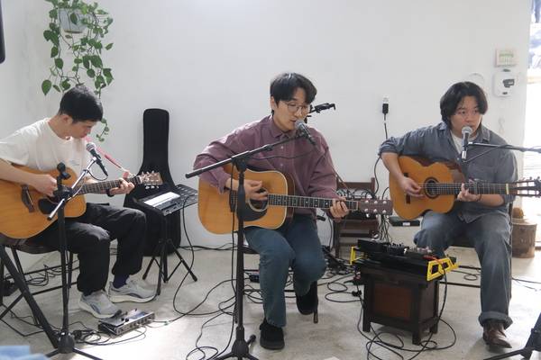 11일 창원 복합공간 무하유에서 공연하는 권나무. /이서후 기자