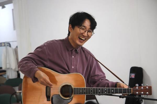 11일 창원 복합공간 무하유에서 공연하는 권나무. /이서후 기자