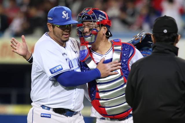 삼성 라이온즈의 아리엘 후라도가 22일 대구에서 열린 SSG 랜더스와의 경기에 선발 등판해 7회말을 무실점으로 막은 뒤 포수 강민호와 기쁨을 나누고 있다. 삼성 제공