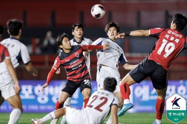 22일 오후 7시 30분 포항스틸야드에서 벌어진 포항스틸러스와 광주FC의 하나은행 K리그1 2026 9라운드 홈 경기에서 양팀 선수들이 볼 경합을 벌이고 있다. 한국프로축구연맹 제공