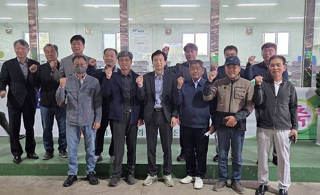 ▲ 영천축협 염소 스마트 경매시장 개장식에서 김진수(오른쪽 세번째) 조합장과 최재열 농업기술센터 소장 등 관계자들이 개장을 축하하며 화이팅을 외치고 있다. 권오석 기자