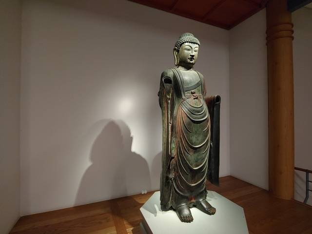 국립경주박물관 신라미술관에 전시하고 있는 백률사 청동약사여래입상. 강시일 기자