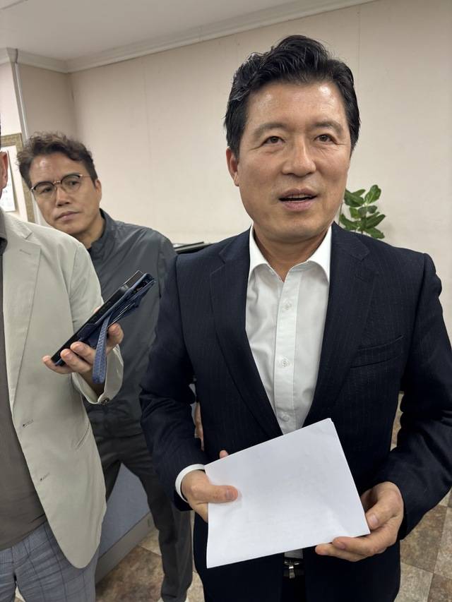 구자근 국민의힘 경북도당 공천관리위원장이 22일 제12차 회의를 열고, 기초단체장 14곳의 공천 결과를 의결한 뒤 기자들의 질문에 답하고 있다. 이혜림 기자