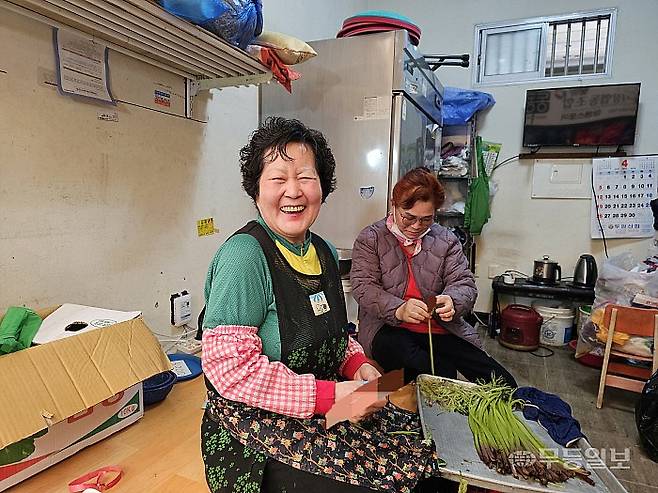 “기자양반 또 왔어?”…21일 광주 북구 말바우시장에서 한달여 만에 다시 만난 김향임(74·여) 담양상회 대표는 민주당 전남광주통합특별시장 경선 과정에서 어떤 후보가 선출되고 떨어졌는지, 공약은 무엇인지 여전히 ‘금시 초문’이라고 말했다.최류빈기자 rubi@mdilbo.com