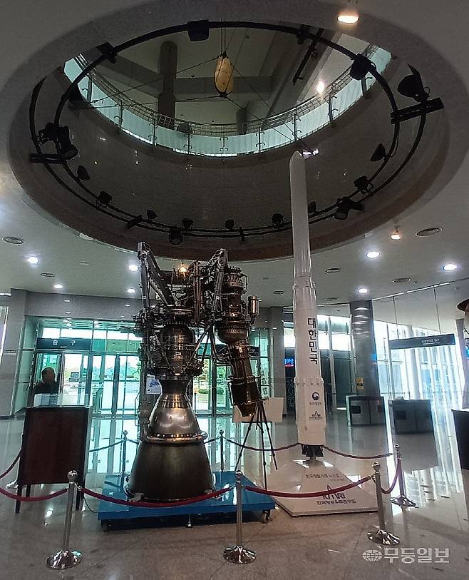 우주과학관 내에 전시된 75톤에 달하는 누리호 엔진.<무등일보>