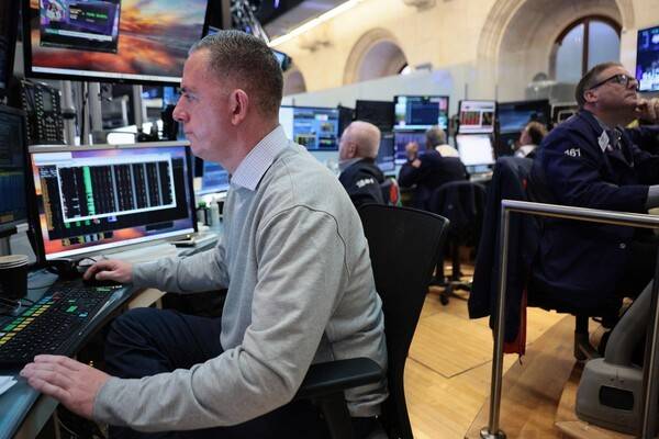 2026년 4월 20일: 뉴욕 증권거래소에서 트레이더들이 오전 거래 시간에 업무를 보고 있다. 이란 국적 화물선 나포로 주말 동안 긴장이 고조된 후 미국과 이란 간의 전쟁 상황을 투자자들이 계속 주시하는 가운데, 증시는 혼조세로 출발했다. [출처=연합뉴스]