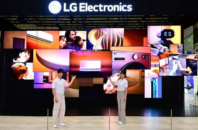 LG전자가 '2026 월드IT쇼'에 참가해 고객 곁에서 일상을 케어하는 AI 솔루션을 선보인다. 전시장 입구에는 초슬림·초밀착 무선 월페이퍼 TV ‘LG 시그니처 올레드 W’ 25대를 천장에 매달아 마치 공중에 떠 있는 듯한 초대형 오브제가 관람객을 맞이한다. 두께 0.9cm대 TV들이 하나의 미디어 아트로 조화롭게 조율되는 모습은 LG 올레드의 압도적 화질 기술력을 직관적으로 보여준다. [사진=LG전자]