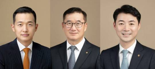 (왼쪽부터) 한화솔루션 전략 부문 대표이사 김동관, 케미칼 부문 대표이사 남정운, 큐셀 부문 대표이사 박승덕. /사진제공=한화솔루션