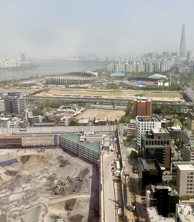 코엑스에서 바라본 GBC 부지와 잠실종합운동장 일대 전경(정유정 기자 @oiljung)