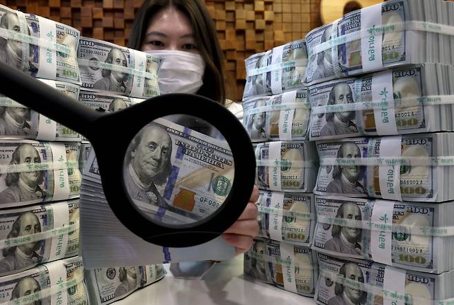 지난달 외환보유액이 외국환평형기금채권(외평채) 30억 달러 신규 발행 등으로 석 달 만에 증가한 가운데 5일 서울 중구 하나은행 위변조대응센터에서 관계자가 보유중인 달러를 정리하고 있다. 이날 한국은행에 따르면 2월 말 기준 우리나라 외환보유액은 4276억2000만 달러로 전월 말(4259억1000만달러)보다 17억2000만달러 증가했다. 외환보유액은 지난해 12월 26억 달러 감소, 올해 1월 21억5000만 달러 감소 등 두 달 연속 감소했다. 한은 관계자는 "국민연금과 외환스와프 등 시장 안정화 조치와 기타 통화 외화자산의 미국 달러 환산액 감소 등에도 불구하고 외화 외평채 신규 발행과 운용 수익으로 외환보유액이 증가했다"고 밝혔다. 다만 외환시장 변동성 관리와 달러화 강세 영향으로 외환보유액 증가폭은 외평채 발행 규모에 크게 못 미쳤다. 정부는 지난달 달러화 표시 외평채 3년물(10억달러)과 5년물(20억달러)을 발행했다. 이는 단일 발행 기준으로 2009년(30억 달러) 이후 최대 규모다. 신태현 기자 holjjak@(이투데이DB)