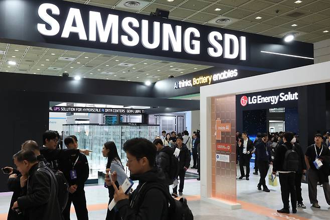 지난달 11일 서울 강남구 코엑스에서 열린 배터리 산업 전문 전시회 '인터배터리 2026'에서 참관객들이 삼성SDI 부스를 둘러보고 있다.(연합뉴스)