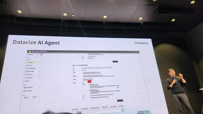 발표 말미에서 박민성 CSO는 데이터라이즈의 AI 에이전트 기능도 소개했다. 지금까지는 자사몰 운영자가 수많은 데이터를 보고 문제를 해석한 뒤 액션을 설계해야 했다면, 앞으로는 AI 에이전트가 강점과 약점, 실행 가능한 캠페인 전략, 사후 개선 포인트까지 질의응답 방식으로 제안하는 방향으로 진화하고 있다는 것이다. (사진=테크42)