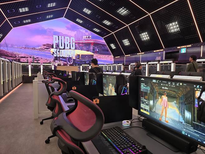 2025년 7월 서울 성동구에 문을 연 크래프톤 'PUBG 성수' 안의 PC방. PUBG 성수는 크래프톤의 대표작 '배틀그라운드' 세계관을 소재로 구현한 복합문화공간이다. 연합뉴스
