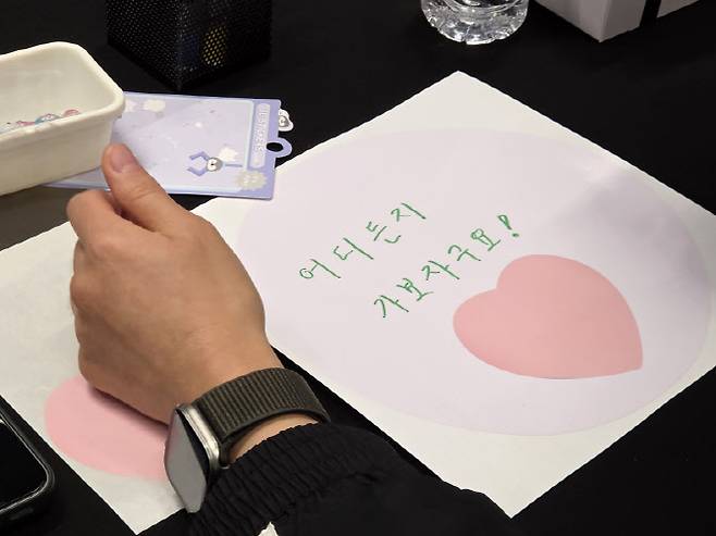 20일 오후 기아가 주최한 휠체어 꾸미기 행사에 참여한 한 참가자가 전 세계 교통약자에게 건네는 메세지를 적고 있다.(사진=김현재 기자)