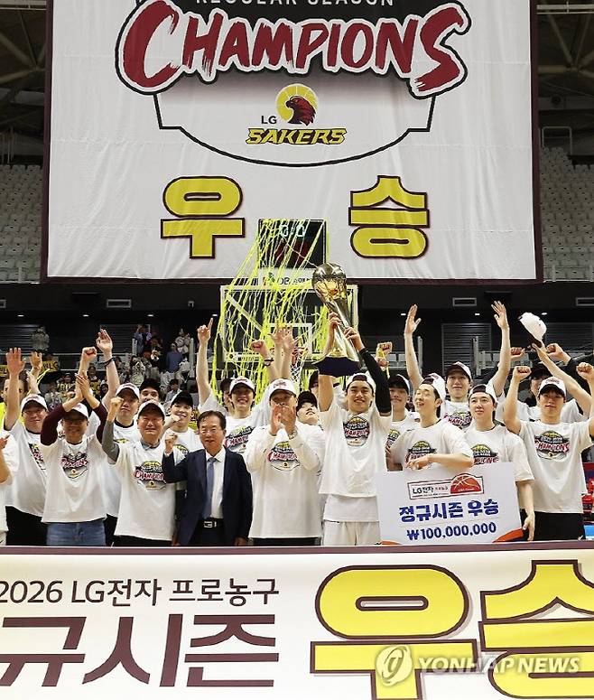 조상현 감독과 LG 선수단. 사진=연합뉴스