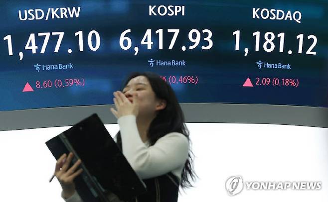 코스피가 종가 기준 사상 최고치를 경신한 22일 서울 중구 하나은행 딜링룸에서 직원이 웃고 있다. (사진=연합뉴스)