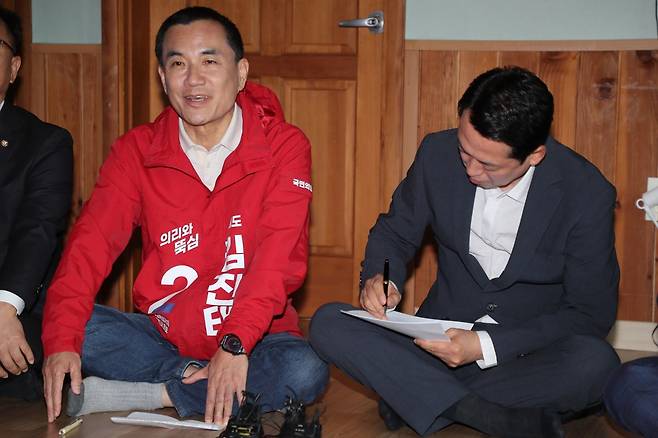 김진태 강원지사 예비후보 발언 적는 장동혁 국민의힘 대표. 〈사진=연합뉴스〉