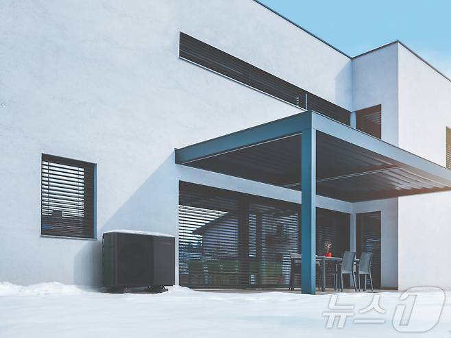 삼성전자가 정부의 난방 전기화 보금사업에 발맞춰 공기열 히트펌프 기반의 'EHS 히트펌프 보일러'를 국내 시장에 본격 출시한다고 20일 밝혔다. 사진은 삼성전자 'EHS 히트펌프 보일러' (삼성전자 제공. 재판매 및 DB 금지) 2026.4.20 ⓒ 뉴스1