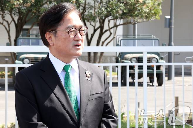우원식 국회의장이 지난 21일 오후 광주 동구 옛 전남도청 앞에서 내부를 둘러본 소회를 말하고 있다. 옛 전남도청은 최근 복원 사업을 마치고 내달 개관을 앞두고 있다. 2026.4.21 ⓒ 뉴스1 이승현 기자