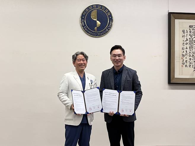 MOU 행사 진행 후 기념 촬영 중인 김철호 아주대학교 콰트로 정밀의약 연구원 원장(좌), 신현진 목암생명과학연구소 소장. (GC 제공)