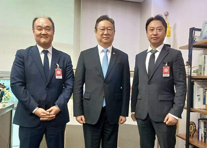 대한수의사회는 최근 국회 의원회관을 방문해 '군인사법' 및 '병역법' 개정안을 대표 발의한 황희 더불어민주당 의원을 예방하고 간담회를 진행했다. 우연철 대한수의사회 회장(왼쪽부터), 황희 더불어민주당 국회의원, 황정연 서울특별시수의사회 회장(대한수의사회 제공). ⓒ 뉴스1
