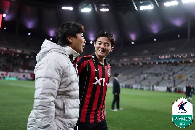 활짝 웃으며 승리의 기쁨을 나누고 있는 김기동 감독과 황도윤. (한국프로축구연맹 제공)