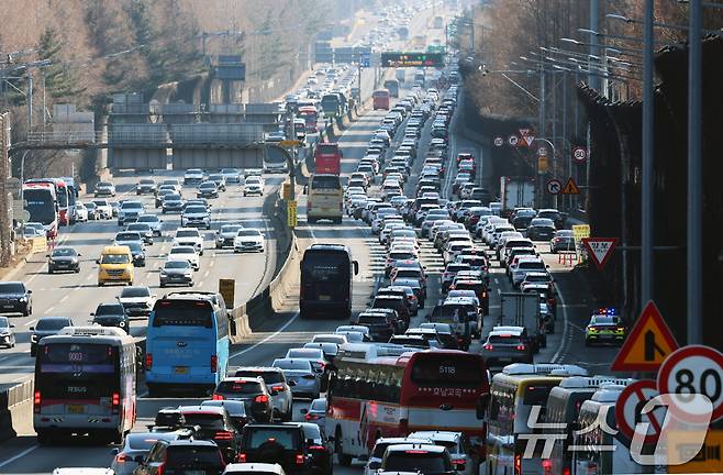 서울 서초구 잠원IC 인근 경부고속도로 상행선(왼쪽)·하행선 방향 차량들이 서행하고 있다. 2026.2.18 ⓒ 뉴스1 오대일 기자