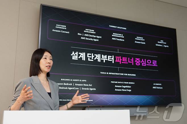 방희란 아마존웹서비스(AWS) 코리아 파트너 부문 총괄이 22일 서울 강남구 AWS 코리아 오피스에서 열린 기자간담회에서 발언 중인 모습. 2026.04.22 ⓒ 뉴스1 (AWS제공)