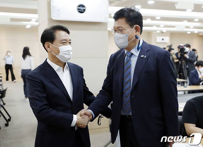 더불어민주당 송영길 대표와 이광재 의원이 1일 서울 여의도 이룸센터에서 열린 '누구나집 5.0 및 누구나주택보증 시스템 도입방안 세미나'에 참석해 악수하고 있다. 2021.6.1 ⓒ 뉴스1 이동해 기자