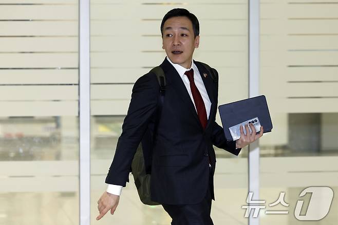 국민의힘 장동혁 대표의 방미 일정에 동행한 김민수 최고위원이 20일 새벽 인천국제공항을 통해 귀국하고 있다. 2026.4.20 ⓒ 뉴스1 박정호 기자