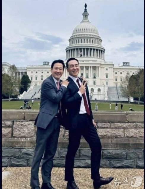지난 14일(현지시간) 미국 워싱턴 국회의사당 앞에서 장동혁 국민의힘 대표, 김민수 최고위원이 기념사진을 찍기 위해 포즈를 취하고 있다. 김 최고위원은 '교민의 요청해 찍혔을 뿐이다'며 놀러다녔다는 일부 비판을 억울해 했다. (SNS 갈무리) ⓒ 뉴스1