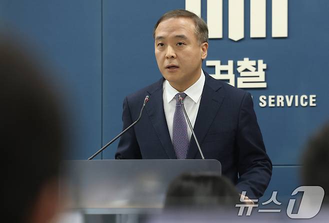 안동건 서울중앙지검 제1차장검사가 22일 서초구 서울고등검찰청 브리핑룸에서 감사원 고위공무원 뇌물수수 사건 처분 관련 브리핑을 하고 있다. 2026.4.22 ⓒ 뉴스1 오대일 기자