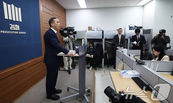 안동건 서울중앙지검 제1차장검사가 22일 서초구 서울고등검찰청 브리핑룸에서 감사원 고위공무원 뇌물수수 사건 처분 관련 브리핑을 하고 있다. 2026.4.22 ⓒ 뉴스1 오대일 기자